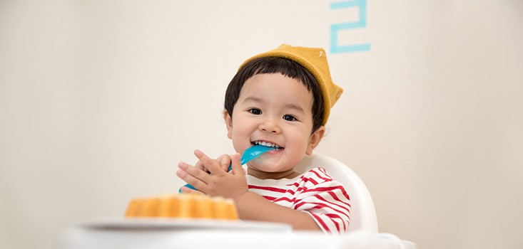 Niño comiendo bien