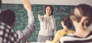 Profesora dando clase cuidado de voz
