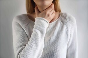 mujer con dolor de garganta
