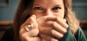 Chica con bebida caliente en taza