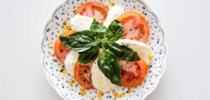 plato con alimentos básicos de la dieta mediterránea