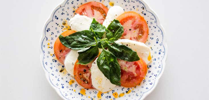 plato con alimentos básicos de la dieta mediterránea