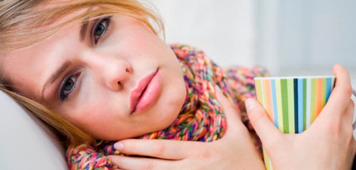 Chica con dolor de garganta bufanda y taza