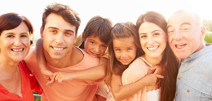 Familia sonriendo