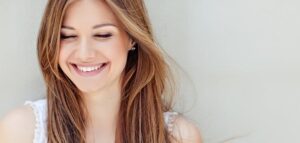 Chica sonriendo feliz