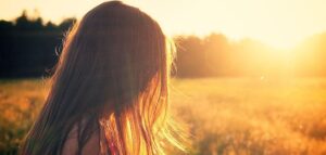 Chica en el campo al atardecer