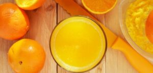 Exprimir zumo de naranja